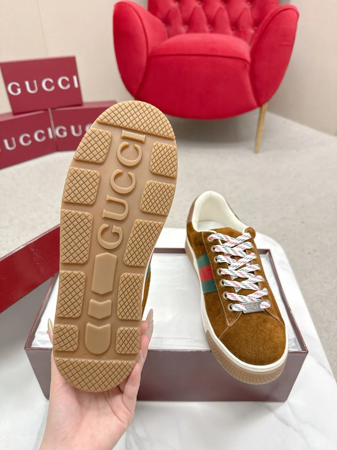 Factory price: 460💰Gucci Gucci's latest ACE series casual sports shoes, the same style as all the stars, classic brown canvas + leather stitching, the red and green stripes on the side are very recognizable. Perfect shoe last, perfect for daily casual wear, super beautiful and comfortable on the feet, a must-have for fashionistas 💯 ☑️Material: Original customized imported first-layer cowhide ☑️Inner lining: Customized imported cowhide ☑️Outsole: Original molded non-slip TPU sole ☑️Sole thickness: 2.5cm ☑️Size: Men's 38-44, customized 45